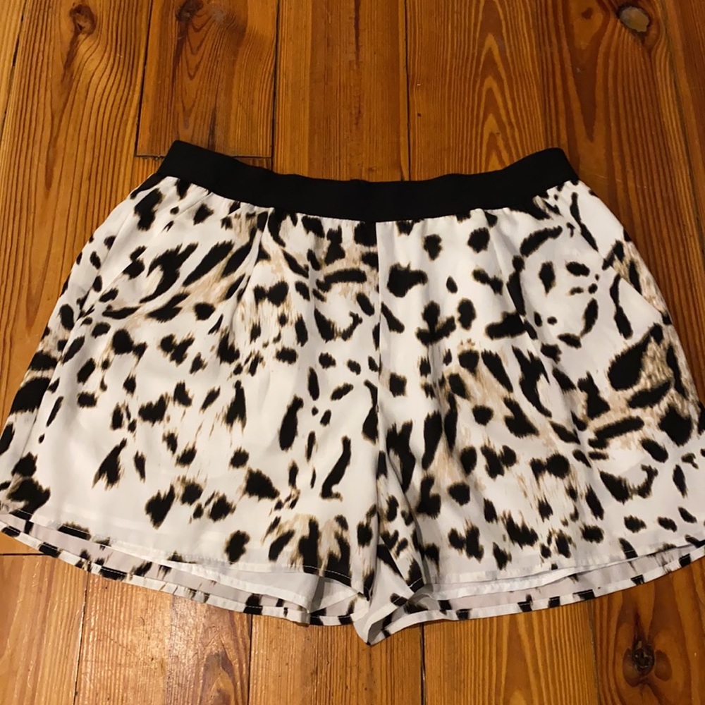 NWOT Vince Camuto animal leopard print shorts